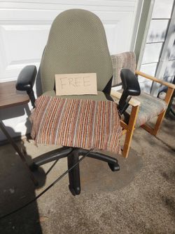 Desk Chair Free The Desk Also Available