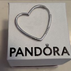 Pandora Pendientes de aro asimétricos con forma de corazón Plata de ley