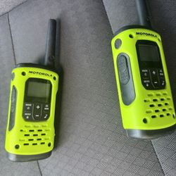 MOTOROLA (2 PACK) Talk About 35 Mile Range Radios 56 KM Range Green T600 H2O
