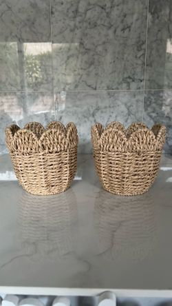 Set of 2 Woven Seagrass Baskets with Scalloped Edge