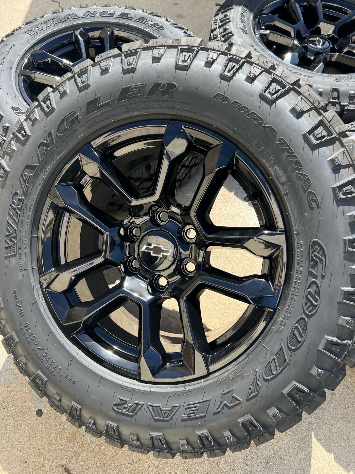 New Chevy Silverado rims and tires 18” Oem factory wheels rines y ...