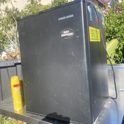 Black & Decker, Refrigerator Fridge, tiny freezer, & Microwave, DORM, Office, Room, Man-cave