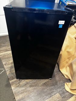 New Avanti 3,2 refrigirator with freezer
