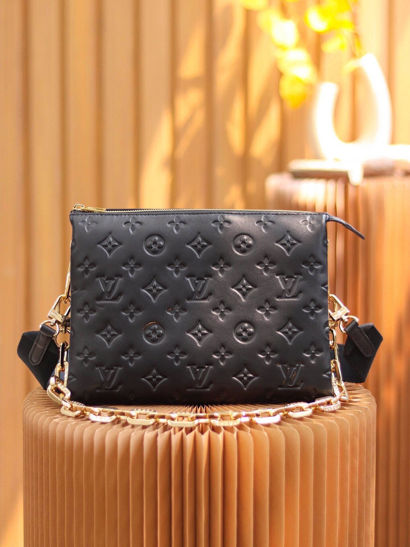A classic sheepskin women's cross-body baggy