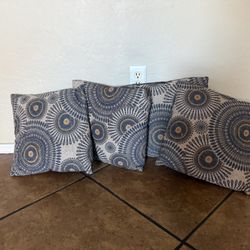 Set of 4 decorative pillows $20
