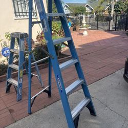 Escalera, de seis pies de fibra de vidrio, casi nueva