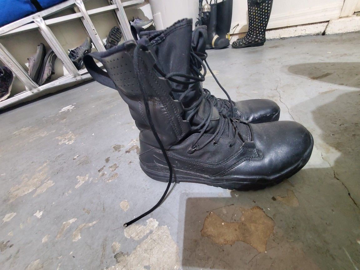 Nike Boots 11.5