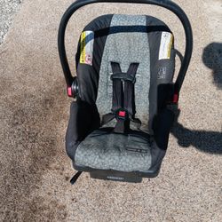 Graco Snugride Infant Car Seat w/ 2 Quick Connects