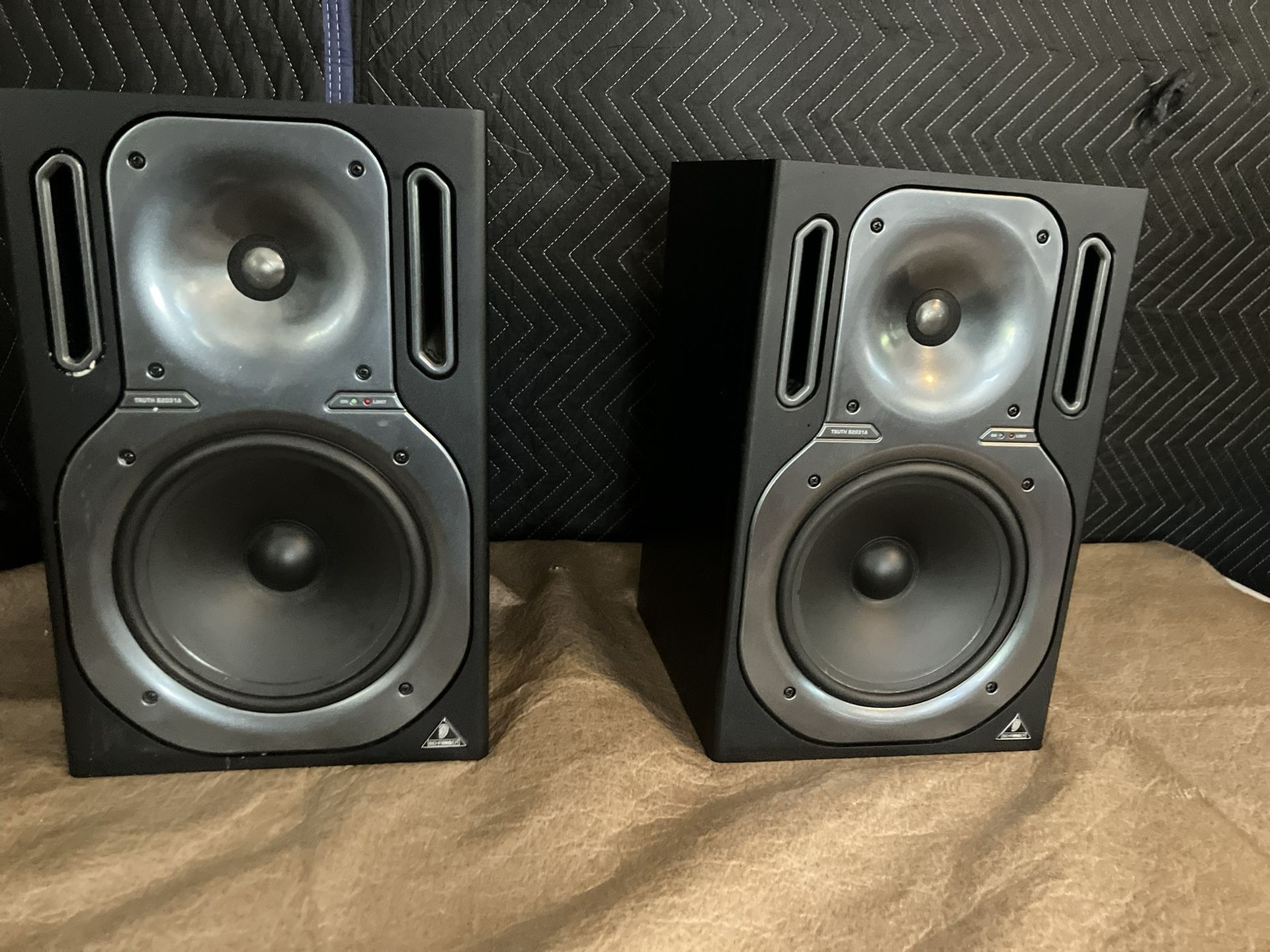 Behringer Truth B2031A 8.75 inch Powered Studio MonitorS ---SELLING AS PARTS BUT 1 WORKS-l