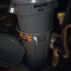 Brute Garbage Can 