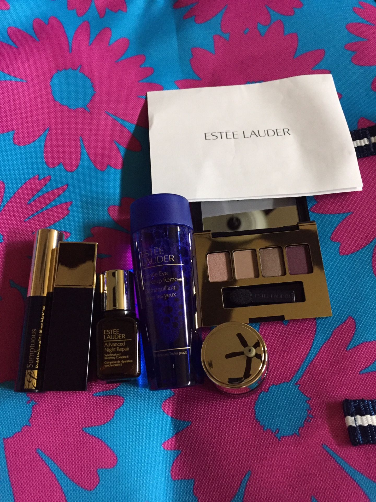 NEW ESTEE LAUDER SET WITH TOTE BAG ASKING $20.00 FIRM