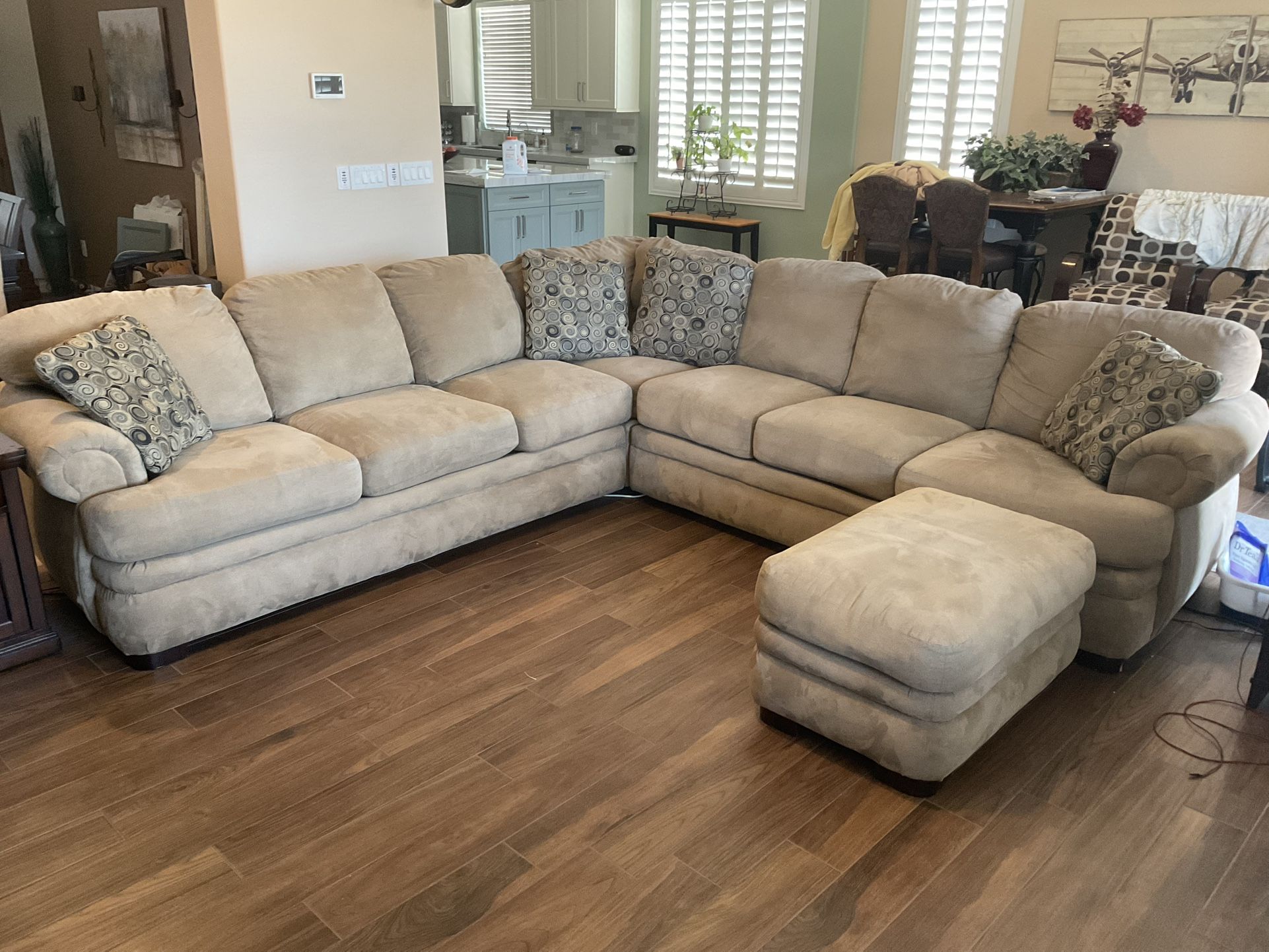 La-Z-Boy Sectional And 2 Ottomans