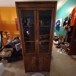 Premium HARDWOOD  CURIO CABINET built In Lights PERFECT LIKE-NEW. NO  scratches or Flaws