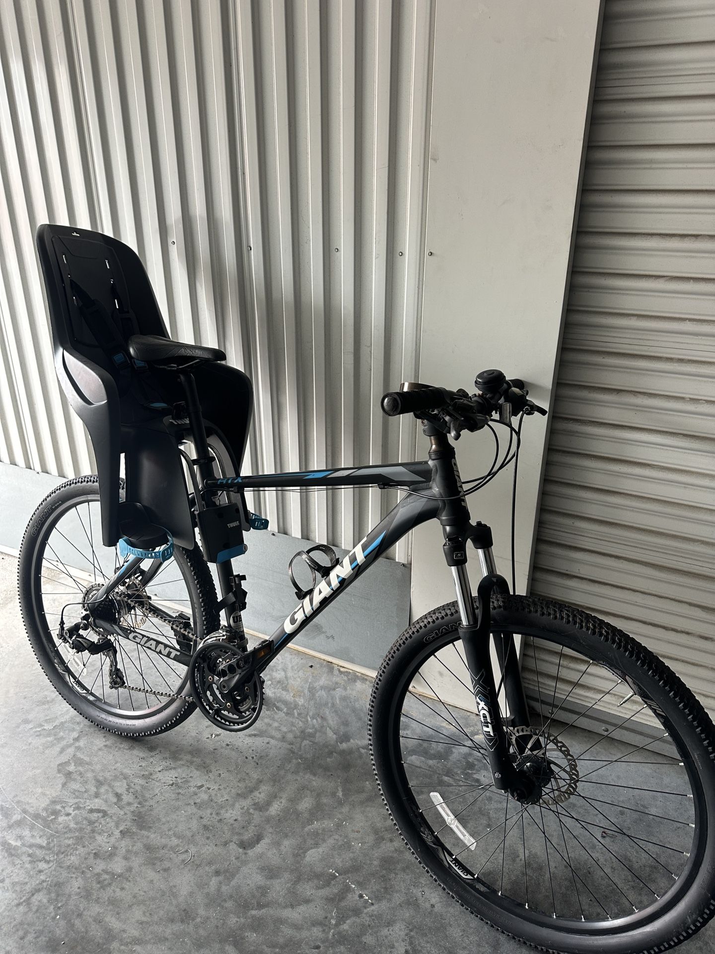 Giant ATX MTB plus Thule RideAlong tiltable kost 300$ Size L Really good condition. Used just a few times.