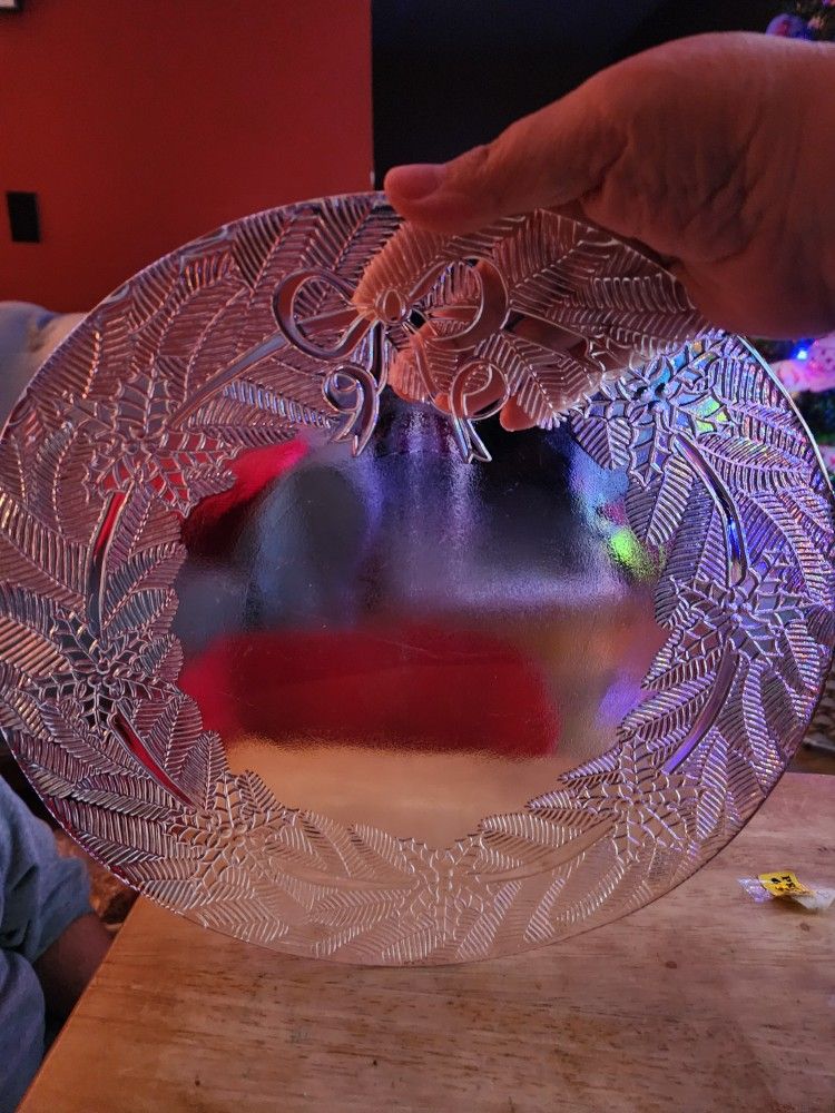 Beautiful Wreath Glass Plate