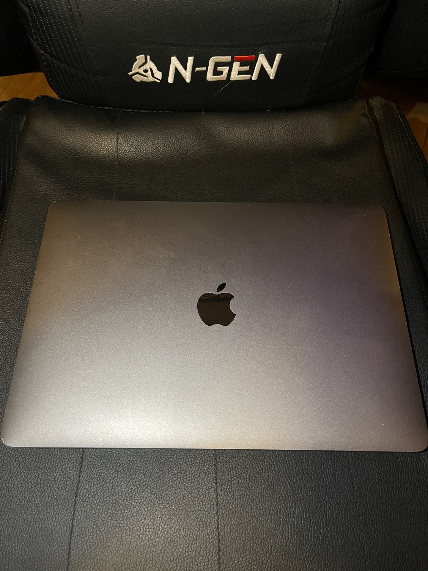 Apple - MacBook Pro - 13" Display with Touch Bar - Intel Core i5 - 8GB Memory - 256GB SSD - Space Gray - No Box - With Charger