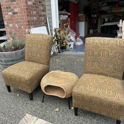 Gorgeous 2 Chairs + 2 End Tables 