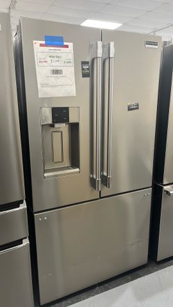 Frigidaire Professional 36 in. 28 cu.ft. Standard Depth French Door Refrigerator w/CrispSeal Technology