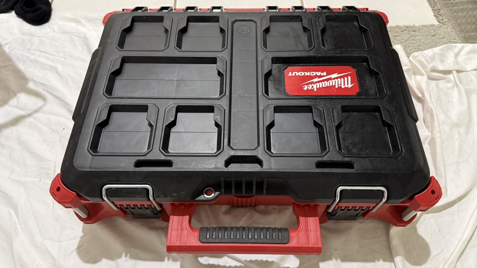 Milwaukee PACKOUT 22 in. Medium Red Tool Box with 75 lbs. Weight Capacity New Retail: $84+Tax!!! 75 lbs. weight capacity; constructed w/ impact resist