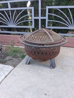 Outdoor Metal Fire Pit with Spark Screen