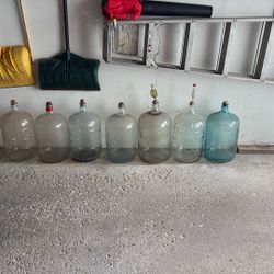 Jair Glasses!!!!!5 Jair The Are 5 Gallons And 2 Jair Are  6 Gallons All For $100 Or $20 Each Be Gone Asap 