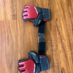 Century MMA training gloves, size S/M.
