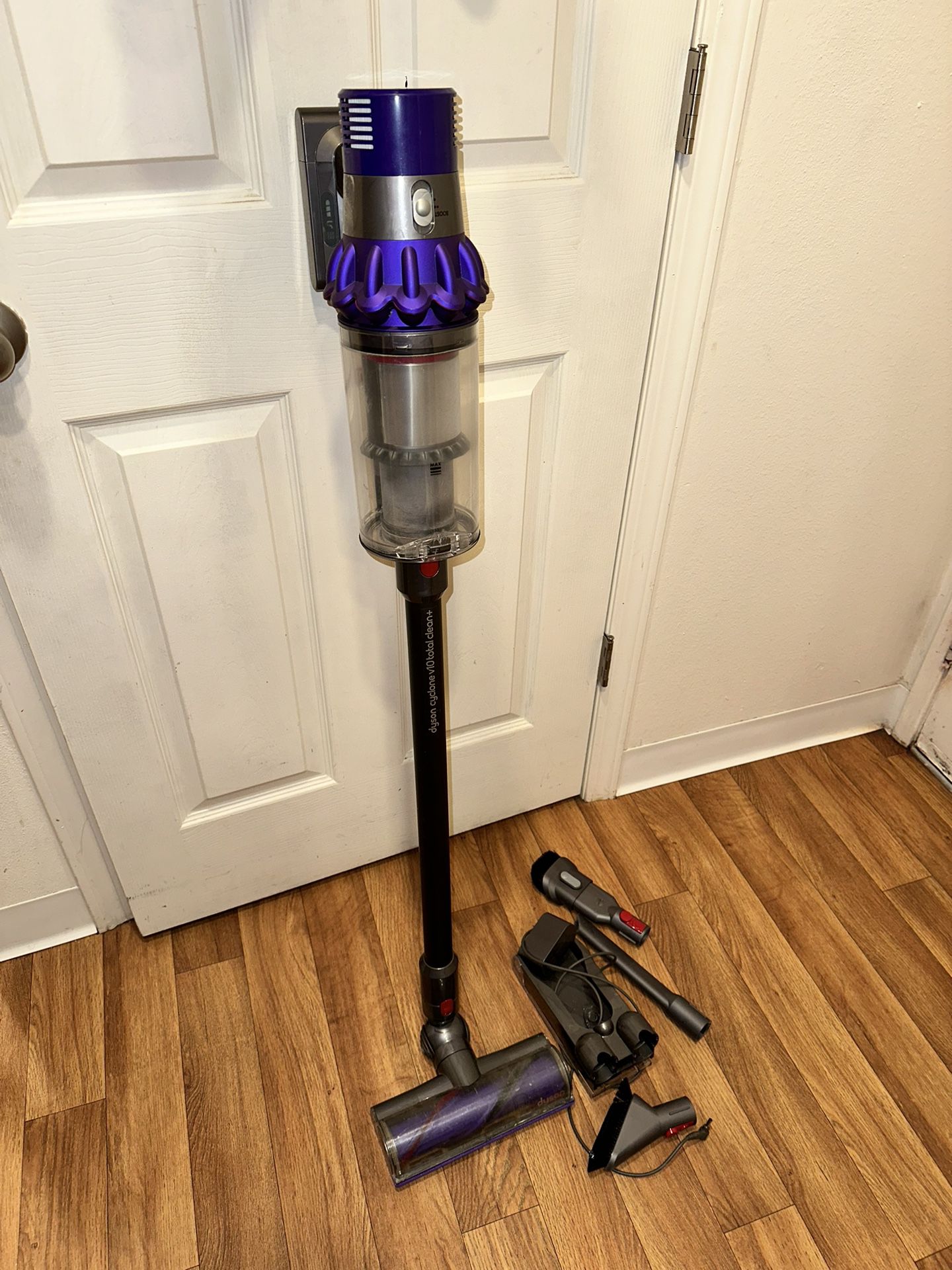 Dyson V10 Cyclone. Very Good Condition  Asking $280