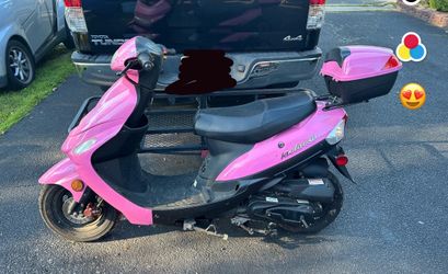 toa toa 50 gas scooter $500 (only 10 miles on it ) garage Kept