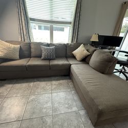 Elegant & Cozy Sectional Sofa - Seats 5 Comfortably