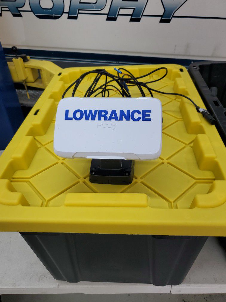 Lowrance Hook 5 Fish Finder With GPS And Transducer