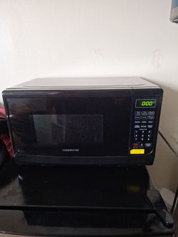 Farberware 700 Watts Microwave w/ Food cover and mat