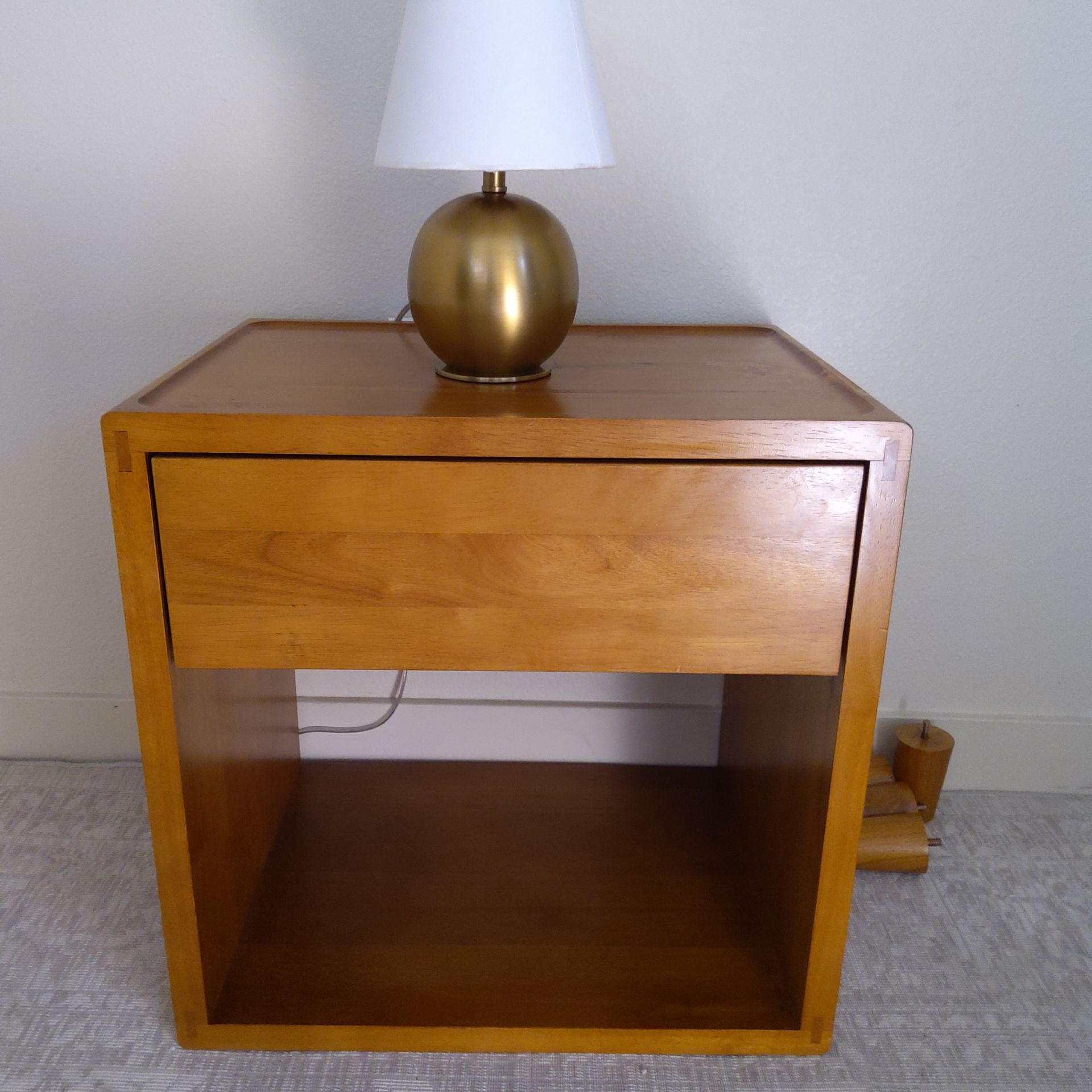 Thuma classic night stand