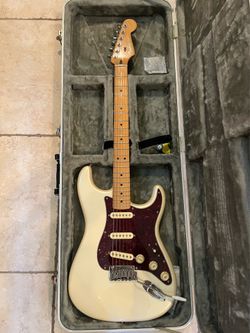 Fender MIM Player Plus Stratocaster w/ Roadrunner Hardshell Case