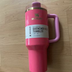Stanley Quencher H2.0 Tumblr 30 Ounce Brand New With Tags Charcoal With  Green Accents. for Sale in West Los Angeles, CA - OfferUp