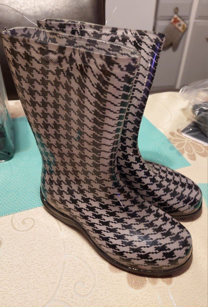 Rain BOOTS/size 6/Brand NEW 