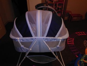 Blue mesh baby bassinet