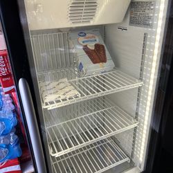 COMERCIAL FREEZER WITH LED LIGHTS BARELY USE
