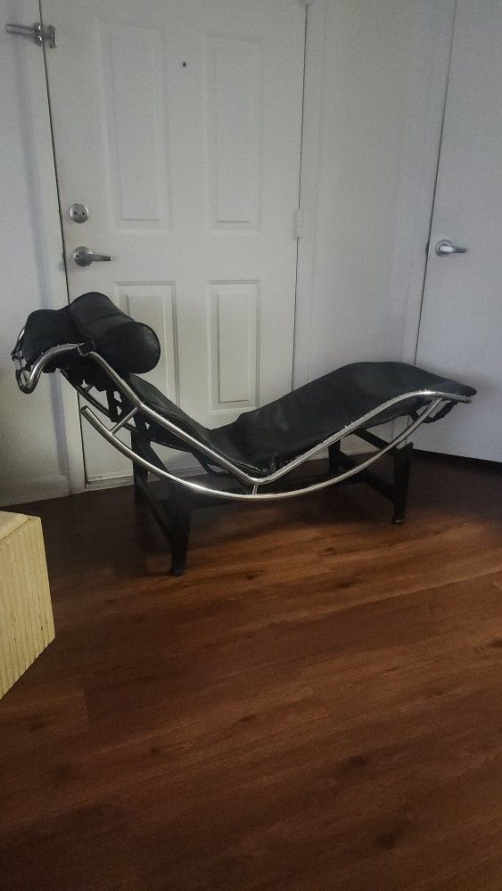 LOUNGE CHAIR