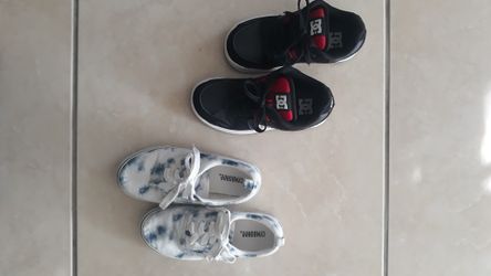 Dos Pares De Zapatos De Niño Size #2