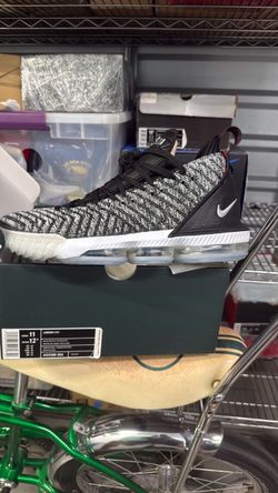 Nike LeBron XVI Sneakers Size 11