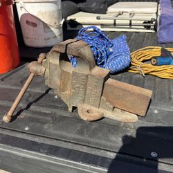 Antique Metal Bench Vise Chas Charles Parker Co. No 105 4.5 Inch Jaws