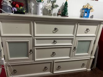 Wood Ashley‘s dresser