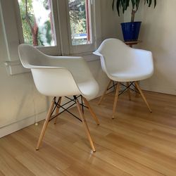 Two Mid Century Eames Style Chair (Set of 2) White / Natural