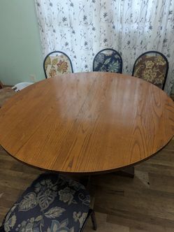 Oak dining room table. (Table only)