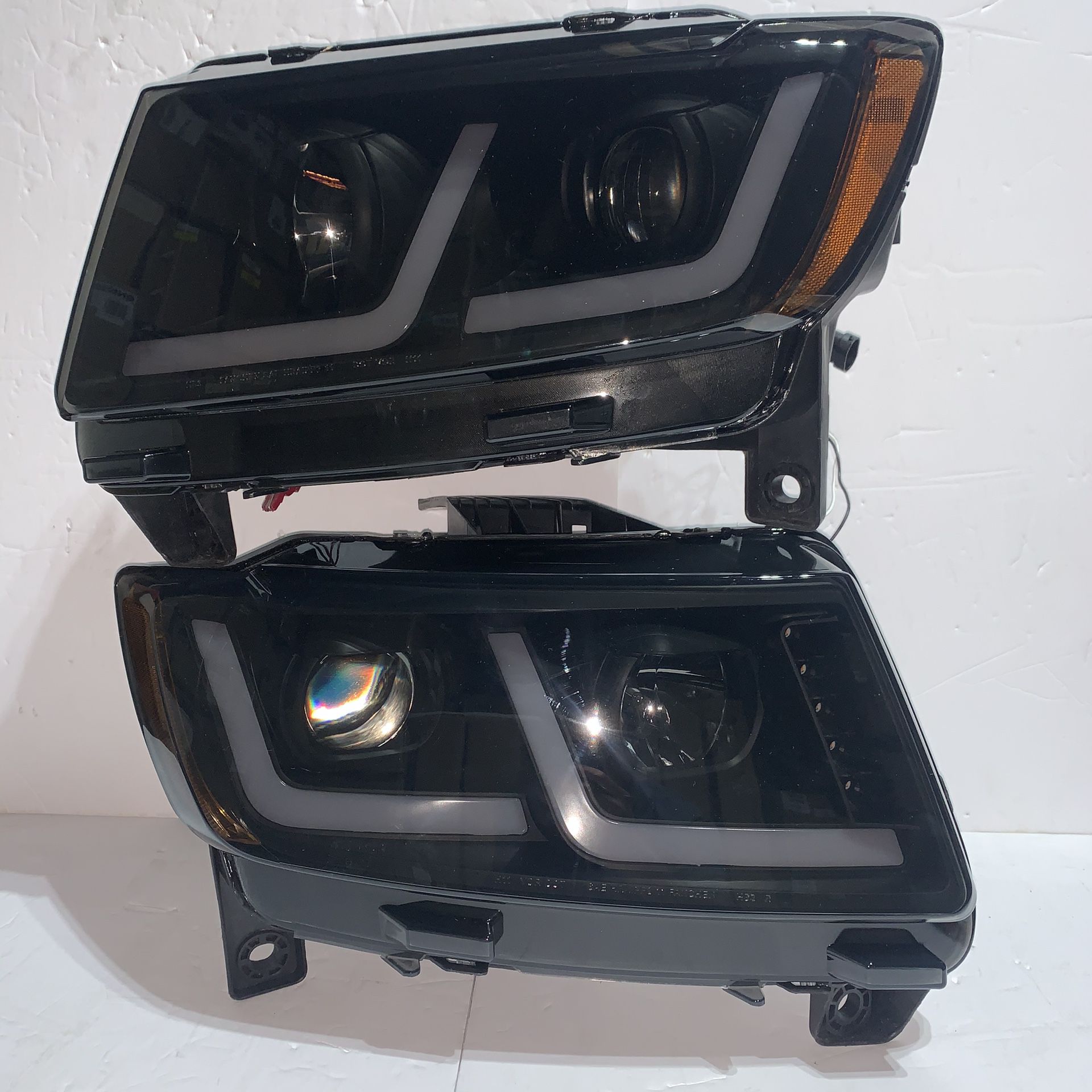 2011 to 2013 Jeep Grand Cherokee [Halogen Model] LED DRL Projector Headlights - Black Smoked / Amber