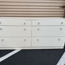 6 drawer dresser made in Sweden / tocador de 6 cajones hecho en Suecia