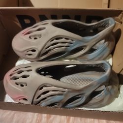 Yeezy runners size 4