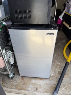 Magic Chef Mini Fridge with Ice Maker