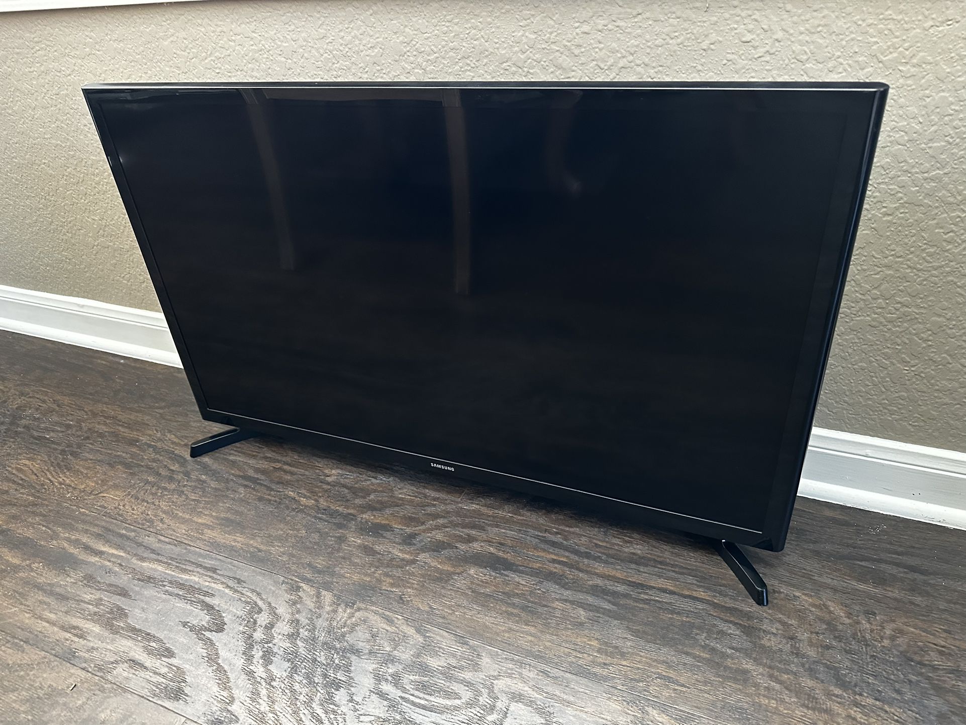 Samsung 32" HD Flat TV H4000 Series 4 With remote