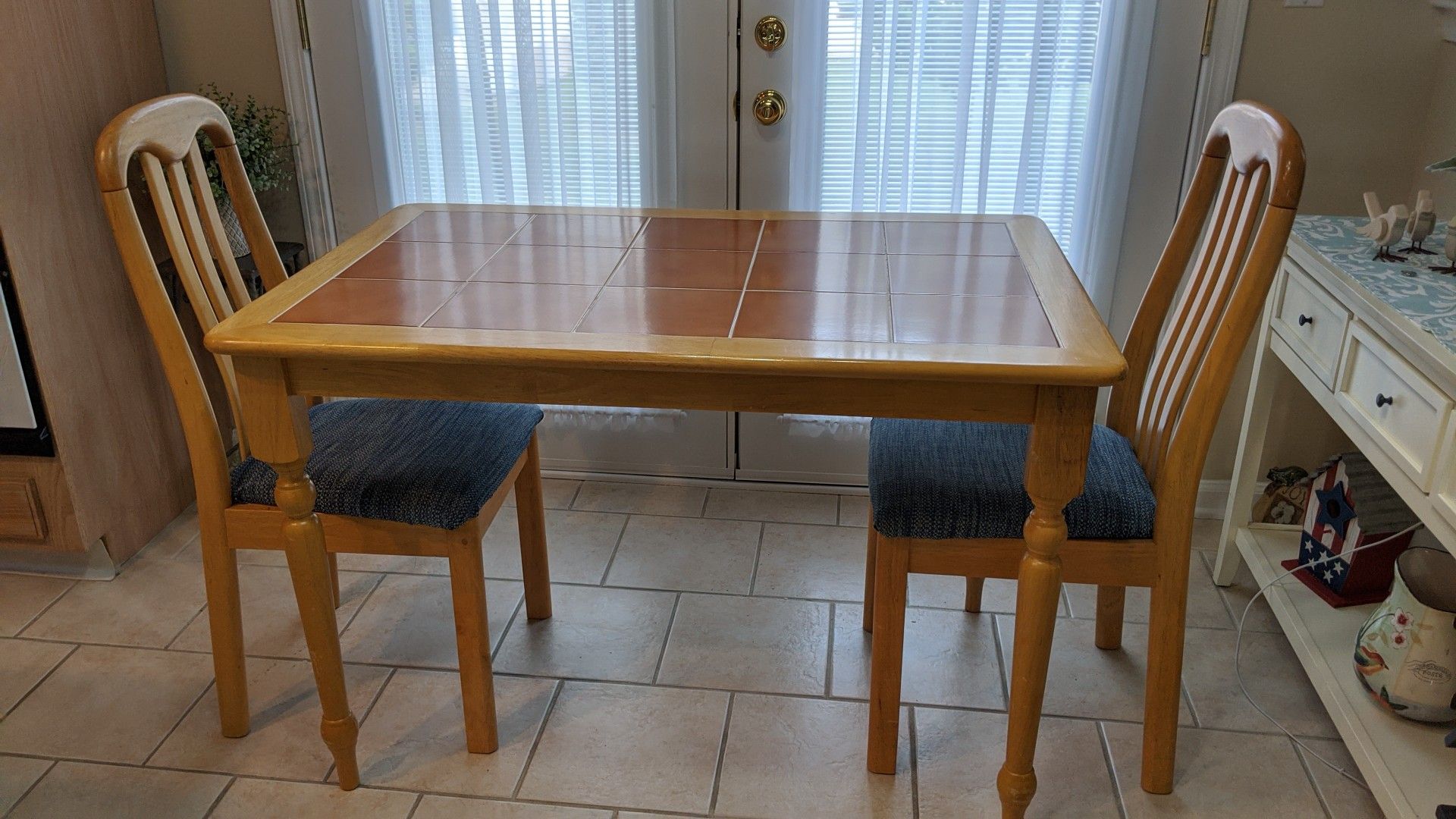 Kitchen table with 2 chairs 44"W x 28.5"D EUC